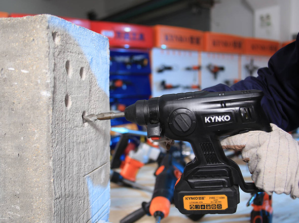 El mejor martillo perforador inalámbrico con batería KYNKO KD77 para profesionales